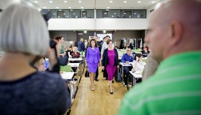 Am 12. September 2019 nahm Bundeskanzlerin Brigitte Bierlein (l.) gemeinsam mit Bundesministerin Ines Stilling und Bundesministerin Brigitte Zarfl beim der Er&ouml;ffnung der Konferenz &bdquo;Frauen mit Behinderung &ndash; warum wir dar&uuml;ber reden m&uuml;ssen&ldquo; teil. Im Bild mit Doris Schmidauer (r.).