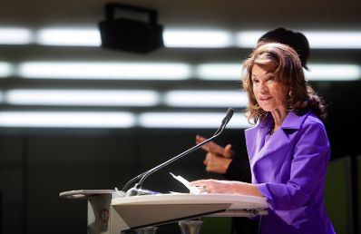 Am 12. September 2019 nahm Bundeskanzlerin Brigitte Bierlein (im Bild) gemeinsam mit Bundesministerin Ines Stilling und Bundesministerin Brigitte Zarfl beim der Er&ouml;ffnung der Konferenz &bdquo;Frauen mit Behinderung &ndash; warum wir dar&uuml;ber reden m&uuml;ssen&ldquo; teil.