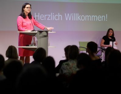 Am 12. September 2019 nahm Bundeskanzlerin Brigitte Bierlein gemeinsam mit Bundesministerin Ines Stilling und Bundesministerin Brigitte Zarfl (im Bild) beim der Er&ouml;ffnung der Konferenz &bdquo;Frauen mit Behinderung &ndash; warum wir dar&uuml;ber reden m&uuml;ssen&ldquo; teil.