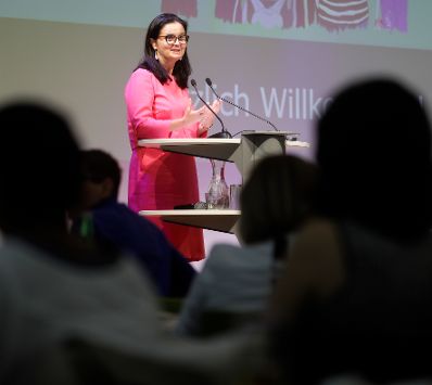 Am 12. September 2019 nahm Bundeskanzlerin Brigitte Bierlein gemeinsam mit Bundesministerin Ines Stilling und Bundesministerin Brigitte Zarfl (im Bild) beim der Er&ouml;ffnung der Konferenz &bdquo;Frauen mit Behinderung &ndash; warum wir dar&uuml;ber reden m&uuml;ssen&ldquo; teil.