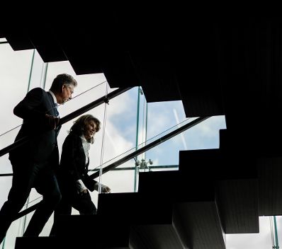 Am 16. September 2019 fand die Arbeitsreise von Bundeskanzlerin Brigitte Bierlein (r.) in Helsinki statt. Im Bild beim besuch des finnischen Haus der Musik "Musiikkitalo".