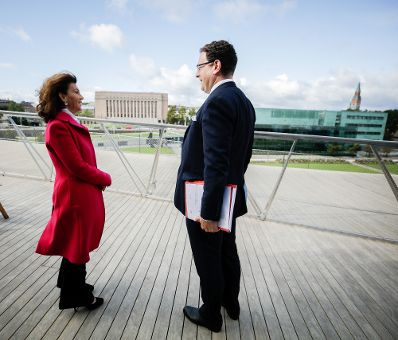 Am 16. September 2019 fand die Arbeitsreise von Bundeskanzlerin Brigitte Bierlein (l.) in Helsinki statt. Im Bild beim besuch des finnischen Haus der Musik "Musiikkitalo".