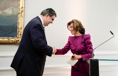 Am 19. September 2019 lud Bundeskanzlerin Brigitte Bierlein gemeinsam mit Bundesminister Alexander Schallenberg zum Empfang zu Rosch Ha Schana ins Bundeskanzleramt ein.