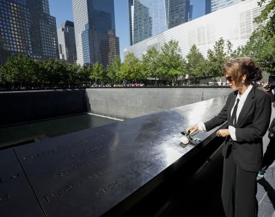 Am 21. September 2019 reiste Bundeskanzlerin Brigitte Bierlein anl&auml;sslich der UN-Generalversammlung nach New York. Im Bild beim 9/11 Memorial.