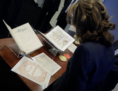 Am 22. September 2019 setzte Bundeskanzlerin Brigitte Bierlein anl&auml;sslich der UN-Generalversammlung nach New York fort. Im Bild beim Besuch des Leo Baeck Institute for the Study of German-Jewish History and Culture.