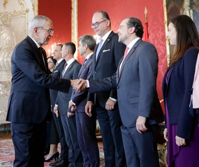 Am 01. Oktober 2019 nahm Bundespr&auml;sident Alexander Van der Bellen den R&uuml;cktritt der &ouml;sterreichischen Bundesregierung an. Im Anschluss betraute er diese mit der Fortf&uuml;hrung der Amtsgesch&auml;fte bis zur Bildung einer neuen Bundesregierung. Im Bild Bundesminister Alexander Schallenberg (r.) mit Bundespr&auml;sident Alexander Van der Bellen (l.).