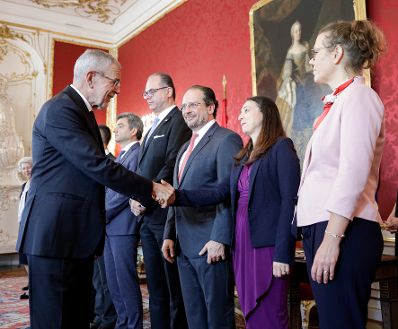 Am 01. Oktober 2019 nahm Bundespr&auml;sident Alexander Van der Bellen den R&uuml;cktritt der &ouml;sterreichischen Bundesregierung an. Im Anschluss betraute er diese mit der Fortf&uuml;hrung der Amtsgesch&auml;fte bis zur Bildung einer neuen Bundesregierung. Im Bild Bundesministerin Ines Stilling (r.) mit Bundespr&auml;sident Alexander Van der Bellen (l.).