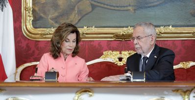 Am 01. Oktober 2019 nahm Bundespr&auml;sident Alexander Van der Bellen den R&uuml;cktritt der &ouml;sterreichischen Bundesregierung an. Im Anschluss betraute er diese mit der Fortf&uuml;hrung der Amtsgesch&auml;fte bis zur Bildung einer neuen Bundesregierung. Im Bild Bundeskanzlerin Brigitte Bierlein (l.) mit Bundespr&auml;sident Alexander Van der Bellen (r.).