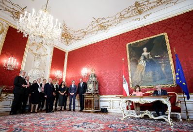 Am 01. Oktober 2019 nahm Bundespr&auml;sident Alexander Van der Bellen den R&uuml;cktritt der &ouml;sterreichischen Bundesregierung an. Im Anschluss betraute er diese mit der Fortf&uuml;hrung der Amtsgesch&auml;fte bis zur Bildung einer neuen Bundesregierung.