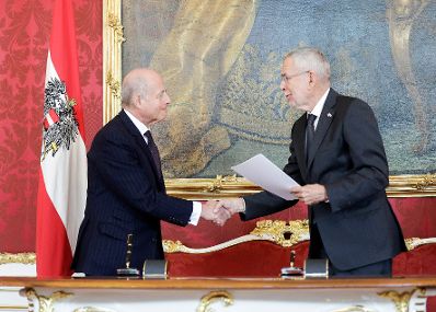 Am 01. Oktober 2019 nahm Bundespr&auml;sident Alexander Van der Bellen den R&uuml;cktritt der &ouml;sterreichischen Bundesregierung an. Im Anschluss betraute er diese mit der Fortf&uuml;hrung der Amtsgesch&auml;fte bis zur Bildung einer neuen Bundesregierung. Im Bild Vizekanzler Clemens Jabloner (l.) mit Bundespr&auml;sident Alexander Van der Bellen (r.).