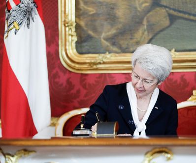 Am 01. Oktober 2019 nahm Bundespr&auml;sident Alexander Van der Bellen den R&uuml;cktritt der &ouml;sterreichischen Bundesregierung an. Im Anschluss betraute er diese mit der Fortf&uuml;hrung der Amtsgesch&auml;fte bis zur Bildung einer neuen Bundesregierung. Im Bild Bundesministerin Elisabeth Udolf-Strobl.