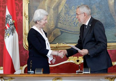 Am 01. Oktober 2019 nahm Bundespr&auml;sident Alexander Van der Bellen den R&uuml;cktritt der &ouml;sterreichischen Bundesregierung an. Im Anschluss betraute er diese mit der Fortf&uuml;hrung der Amtsgesch&auml;fte bis zur Bildung einer neuen Bundesregierung. Im Bild Bundesministerin Elisabeth Udolf-Strobl (l.) mit Bundespr&auml;sident Alexander Van der Bellen (r.).