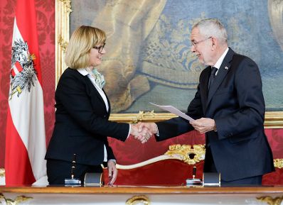 Am 01. Oktober 2019 nahm Bundespr&auml;sident Alexander Van der Bellen den R&uuml;cktritt der &ouml;sterreichischen Bundesregierung an. Im Anschluss betraute er diese mit der Fortf&uuml;hrung der Amtsgesch&auml;fte bis zur Bildung einer neuen Bundesregierung. Im Bild Bundesministerin Maria Patek (l.) mit Bundespr&auml;sident Alexander Van der Bellen (r.).