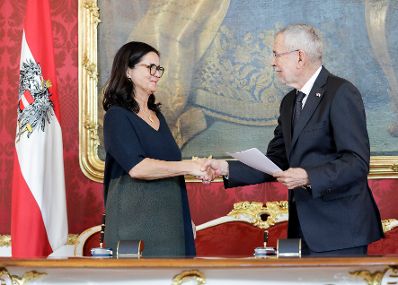 Am 01. Oktober 2019 nahm Bundespr&auml;sident Alexander Van der Bellen den R&uuml;cktritt der &ouml;sterreichischen Bundesregierung an. Im Anschluss betraute er diese mit der Fortf&uuml;hrung der Amtsgesch&auml;fte bis zur Bildung einer neuen Bundesregierung. Im Bild Bundesministerin Brigitte Zarfl (l.) mit Bundespr&auml;sident Alexander Van der Bellen (r.).