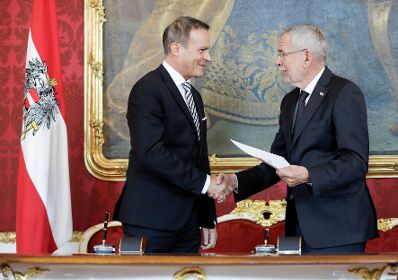 Am 01. Oktober 2019 nahm Bundespr&auml;sident Alexander Van der Bellen den R&uuml;cktritt der &ouml;sterreichischen Bundesregierung an. Im Anschluss betraute er diese mit der Fortf&uuml;hrung der Amtsgesch&auml;fte bis zur Bildung einer neuen Bundesregierung. Im Bild Bundesminister Eduard M&uuml;ller (l.) mit Bundespr&auml;sident Alexander Van der Bellen (r.).