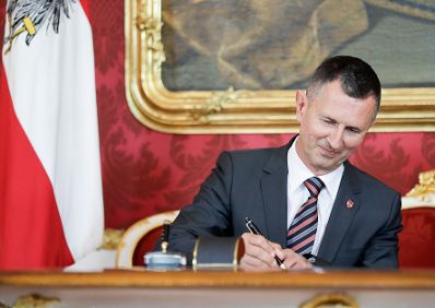 Am 01. Oktober 2019 nahm Bundespr&auml;sident Alexander Van der Bellen den R&uuml;cktritt der &ouml;sterreichischen Bundesregierung an. Im Anschluss betraute er diese mit der Fortf&uuml;hrung der Amtsgesch&auml;fte bis zur Bildung einer neuen Bundesregierung. Im Bild Bundesminister Thomas Starlinger.