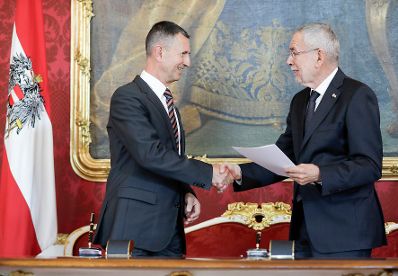 Am 01. Oktober 2019 nahm Bundespr&auml;sident Alexander Van der Bellen den R&uuml;cktritt der &ouml;sterreichischen Bundesregierung an. Im Anschluss betraute er diese mit der Fortf&uuml;hrung der Amtsgesch&auml;fte bis zur Bildung einer neuen Bundesregierung. Im Bild Bundesminister Thomas Starlinger (l.) mit Bundespr&auml;sident Alexander Van der Bellen (r.).