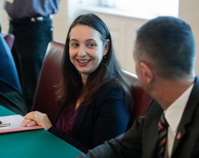 Am 01. Oktober 2019 fand der Ministerrat der Bundesregierung statt. Im Bild Bundesministerin Ines Stilling (l.) mit Bundesminister Thomas Starlinger (r.).