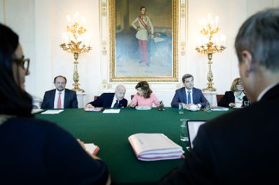 Am 01. Oktober 2019 fand der Ministerrat der Bundesregierung statt. Im Bild (v.l.n.r.) Bundesminister Alexander Schallenberg, Vizekanzler Clemens Jabloner, Bundeskanzlerin Brigitte Bierlein und Bundesminister Wolfgang Peschorn.