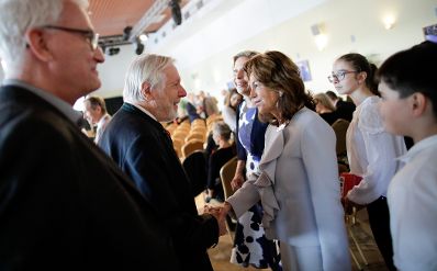 Am 11. Oktober 2019 er&ouml;ffnete Bundeskanzlerin Brigitte Bierlein, selbst ehemalige Sch&uuml;lerin und Absolventin, den Festakt anl&auml;sslich des 150-Jahr-Jubil&auml;ums des Bundesgymnasiums und des Bundesrealgymnasiums Kundmanngasse in Wien. Frauen-, Familien- und Jugendministerin Ines Stilling erinnerte in der anschlie&szlig;enden Festrede an das Gr&uuml;ndungsjahr der Schule im Jahr 1869, in dem der Schulbesuch f&uuml;r M&auml;dchen verpflichtend eingef&uuml;hrt wurde. Am heutigen Internationalen Tag der M&auml;dchenrechte sei es &ndash; zumindest in &Ouml;sterreich &ndash; selbstverst&auml;ndlich, dass M&auml;dchen in die Schule gehen und ihr Recht auf Bildung und Ausbildung selbstbestimmt leben.