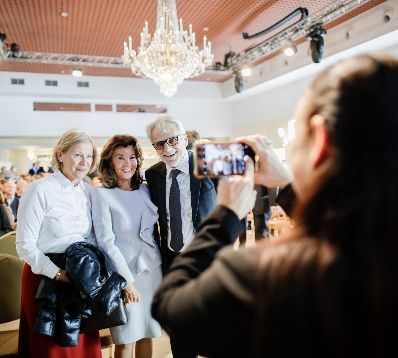 Am 11. Oktober 2019 er&ouml;ffnete Bundeskanzlerin Brigitte Bierlein, selbst ehemalige Sch&uuml;lerin und Absolventin, den Festakt anl&auml;sslich des 150-Jahr-Jubil&auml;ums des Bundesgymnasiums und des Bundesrealgymnasiums Kundmanngasse in Wien. Frauen-, Familien- und Jugendministerin Ines Stilling erinnerte in der anschlie&szlig;enden Festrede an das Gr&uuml;ndungsjahr der Schule im Jahr 1869, in dem der Schulbesuch f&uuml;r M&auml;dchen verpflichtend eingef&uuml;hrt wurde. Am heutigen Internationalen Tag der M&auml;dchenrechte sei es &ndash; zumindest in &Ouml;sterreich &ndash; selbstverst&auml;ndlich, dass M&auml;dchen in die Schule gehen und ihr Recht auf Bildung und Ausbildung selbstbestimmt leben.