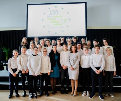 Am 11. Oktober 2019 er&ouml;ffnete Bundeskanzlerin Brigitte Bierlein, selbst ehemalige Sch&uuml;lerin und Absolventin, den Festakt anl&auml;sslich des 150-Jahr-Jubil&auml;ums des Bundesgymnasiums und des Bundesrealgymnasiums Kundmanngasse in Wien. Frauen-, Familien- und Jugendministerin Ines Stilling erinnerte in der anschlie&szlig;enden Festrede an das Gr&uuml;ndungsjahr der Schule im Jahr 1869, in dem der Schulbesuch f&uuml;r M&auml;dchen verpflichtend eingef&uuml;hrt wurde. Am heutigen Internationalen Tag der M&auml;dchenrechte sei es &ndash; zumindest in &Ouml;sterreich &ndash; selbstverst&auml;ndlich, dass M&auml;dchen in die Schule gehen und ihr Recht auf Bildung und Ausbildung selbstbestimmt leben.