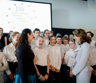 Am 11. Oktober 2019 er&ouml;ffnete Bundeskanzlerin Brigitte Bierlein, selbst ehemalige Sch&uuml;lerin und Absolventin, den Festakt anl&auml;sslich des 150-Jahr-Jubil&auml;ums des Bundesgymnasiums und des Bundesrealgymnasiums Kundmanngasse in Wien. Frauen-, Familien- und Jugendministerin Ines Stilling erinnerte in der anschlie&szlig;enden Festrede an das Gr&uuml;ndungsjahr der Schule im Jahr 1869, in dem der Schulbesuch f&uuml;r M&auml;dchen verpflichtend eingef&uuml;hrt wurde. Am heutigen Internationalen Tag der M&auml;dchenrechte sei es &ndash; zumindest in &Ouml;sterreich &ndash; selbstverst&auml;ndlich, dass M&auml;dchen in die Schule gehen und ihr Recht auf Bildung und Ausbildung selbstbestimmt leben.