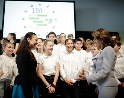 Am 11. Oktober 2019 er&ouml;ffnete Bundeskanzlerin Brigitte Bierlein, selbst ehemalige Sch&uuml;lerin und Absolventin, den Festakt anl&auml;sslich des 150-Jahr-Jubil&auml;ums des Bundesgymnasiums und des Bundesrealgymnasiums Kundmanngasse in Wien. Frauen-, Familien- und Jugendministerin Ines Stilling erinnerte in der anschlie&szlig;enden Festrede an das Gr&uuml;ndungsjahr der Schule im Jahr 1869, in dem der Schulbesuch f&uuml;r M&auml;dchen verpflichtend eingef&uuml;hrt wurde. Am heutigen Internationalen Tag der M&auml;dchenrechte sei es &ndash; zumindest in &Ouml;sterreich &ndash; selbstverst&auml;ndlich, dass M&auml;dchen in die Schule gehen und ihr Recht auf Bildung und Ausbildung selbstbestimmt leben.