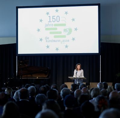 Am 11. Oktober 2019 er&ouml;ffnete Bundeskanzlerin Brigitte Bierlein, selbst ehemalige Sch&uuml;lerin und Absolventin, den Festakt anl&auml;sslich des 150-Jahr-Jubil&auml;ums des Bundesgymnasiums und des Bundesrealgymnasiums Kundmanngasse in Wien. Frauen-, Familien- und Jugendministerin Ines Stilling erinnerte in der anschlie&szlig;enden Festrede an das Gr&uuml;ndungsjahr der Schule im Jahr 1869, in dem der Schulbesuch f&uuml;r M&auml;dchen verpflichtend eingef&uuml;hrt wurde. Am heutigen Internationalen Tag der M&auml;dchenrechte sei es &ndash; zumindest in &Ouml;sterreich &ndash; selbstverst&auml;ndlich, dass M&auml;dchen in die Schule gehen und ihr Recht auf Bildung und Ausbildung selbstbestimmt leben.