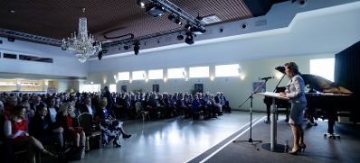 Am 11. Oktober 2019 er&ouml;ffnete Bundeskanzlerin Brigitte Bierlein, selbst ehemalige Sch&uuml;lerin und Absolventin, den Festakt anl&auml;sslich des 150-Jahr-Jubil&auml;ums des Bundesgymnasiums und des Bundesrealgymnasiums Kundmanngasse in Wien. Frauen-, Familien- und Jugendministerin Ines Stilling erinnerte in der anschlie&szlig;enden Festrede an das Gr&uuml;ndungsjahr der Schule im Jahr 1869, in dem der Schulbesuch f&uuml;r M&auml;dchen verpflichtend eingef&uuml;hrt wurde. Am heutigen Internationalen Tag der M&auml;dchenrechte sei es &ndash; zumindest in &Ouml;sterreich &ndash; selbstverst&auml;ndlich, dass M&auml;dchen in die Schule gehen und ihr Recht auf Bildung und Ausbildung selbstbestimmt leben.