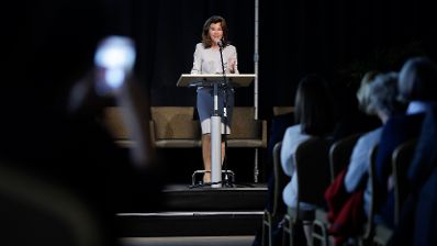 Am 11. Oktober 2019 er&ouml;ffnete Bundeskanzlerin Brigitte Bierlein, selbst ehemalige Sch&uuml;lerin und Absolventin, den Festakt anl&auml;sslich des 150-Jahr-Jubil&auml;ums des Bundesgymnasiums und des Bundesrealgymnasiums Kundmanngasse in Wien. Frauen-, Familien- und Jugendministerin Ines Stilling erinnerte in der anschlie&szlig;enden Festrede an das Gr&uuml;ndungsjahr der Schule im Jahr 1869, in dem der Schulbesuch f&uuml;r M&auml;dchen verpflichtend eingef&uuml;hrt wurde. Am heutigen Internationalen Tag der M&auml;dchenrechte sei es &ndash; zumindest in &Ouml;sterreich &ndash; selbstverst&auml;ndlich, dass M&auml;dchen in die Schule gehen und ihr Recht auf Bildung und Ausbildung selbstbestimmt leben.