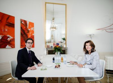 Am 11. Oktober 2019 empfing Bundeskanzlerin Brigitte Bierlein (r.) den Pr&auml;sident der Republik Nordmazedonien, Stevo Pendarovski (l.) zu einem Gespr&auml;ch.