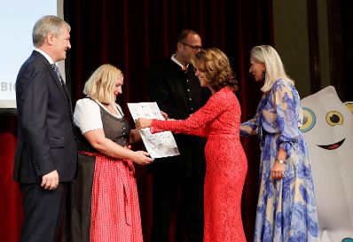 Am 15. Oktober 2019 nahm Bundeskanzlerin Brigitte Bierlein an der Myki Gala teil.