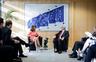 Am 17. Oktober 2019 nahm Bundeskanzlerin Brigitte Bierlein (l.) am Europ&auml;ischen Rat der Staats- und Regierungschefs teil. Im Bild mit dem Pr&auml;sidenten der Europ&auml;ischen Kommission Jean-Claude Juncker (r.).