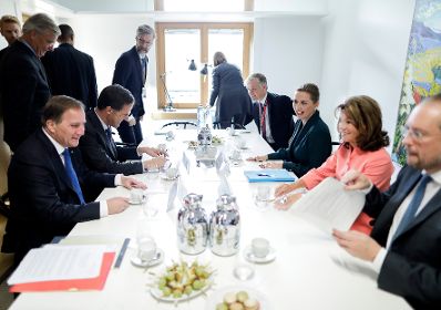 Am 17. Oktober 2019 nahm Bundeskanzlerin Brigitte Bierlein (r.) am Europ&auml;ischen Rat der Staats- und Regierungschefs teil. Im Bild mit dem Pr&auml;sidenten der Europ&auml;ischen Kommission Jean-Claude Juncker (l.).