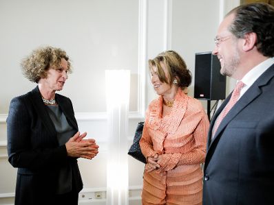 Am 21. Oktober 2019 pr&auml;sentierte Bundeskanzlerin Brigitte Bierlein (m.) gemeinsam mit Bundesminister Alexander Schallenberg (r.) die Kunst im Bundeskanzleramt. Im Bild mit Notburga Coronabless (l.).