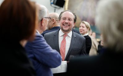 Am 21. Oktober 2019 pr&auml;sentierte Bundeskanzlerin Brigitte Bierlein gemeinsam mit Bundesminister Alexander Schallenberg (im Bild) die Kunst im Bundeskanzleramt.