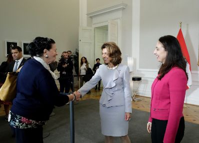 Am 26. Oktober 2019 empfingen Bundeskanzlerin Brigitte Bierlein und Bundesministerin Ines Stilling im Rahmen des Nationalfeiertages Besucherinnen und Besucher im Bundeskanzleramt.