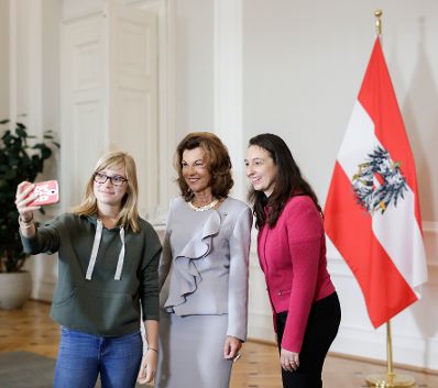 Am 26. Oktober 2019 empfingen Bundeskanzlerin Brigitte Bierlein und Bundesministerin Ines Stilling im Rahmen des Nationalfeiertages Besucherinnen und Besucher im Bundeskanzleramt.