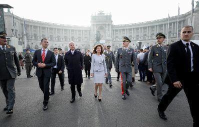 Am 26. Oktober 2019 fand anl&auml;sslich des Nationalfeiertages die traditionelle Kranzniederlegung am Grabmal des unbekannten Soldaten - zum Gedenken an die Gefallenen und Vermissten der beiden Weltkriege vor der Krypta am Wiener Heldenplatz statt. Im Bild (v.l.n.r.) Bundesminister Thomas Starlinger, Bundesminister Clemens Jabloner und Bundeskanzlerin Brigitte Bierlein.