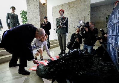 Am 26. Oktober 2019 fand anl&auml;sslich des Nationalfeiertages die traditionelle Kranzniederlegung am Grabmal des unbekannten Soldaten - zum Gedenken an die Gefallenen und Vermissten der beiden Weltkriege vor der Krypta am Wiener Heldenplatz statt. Im Bild Bundeskanzlerin Brigitte Bierlein und Bundesminister Clemens Jabloner.