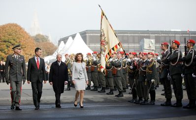 Am 26. Oktober 2019 fand anl&auml;sslich des Nationalfeiertages die traditionelle Kranzniederlegung am Grabmal des unbekannten Soldaten - zum Gedenken an die Gefallenen und Vermissten der beiden Weltkriege vor der Krypta am Wiener Heldenplatz statt. Im Bild (v.l.n.r.) General Roland Brieger, Bundesminister Thomas Starlinger, Bundesminister Clemens Jabloner und Bundeskanzlerin Brigitte Bierlein.