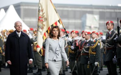 Am 26. Oktober 2019 fand anl&auml;sslich des Nationalfeiertages die traditionelle Kranzniederlegung am Grabmal des unbekannten Soldaten - zum Gedenken an die Gefallenen und Vermissten der beiden Weltkriege vor der Krypta am Wiener Heldenplatz statt. Im Bild Bundeskanzlerin Brigitte Bierlein (r.) und Bundesminister Clemens Jabloner (l.).