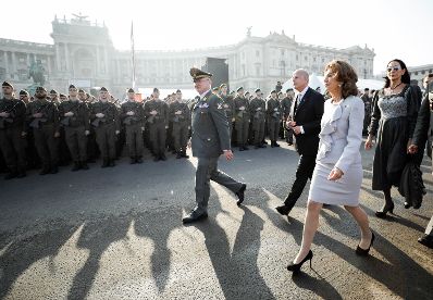 Am 26. Oktober 2019 fand anl&auml;sslich des Nationalfeiertages die traditionelle Kranzniederlegung am Grabmal des unbekannten Soldaten - zum Gedenken an die Gefallenen und Vermissten der beiden Weltkriege vor der Krypta am Wiener Heldenplatz statt. Im Bild Bundesminister Clemens Jabloner und Bundeskanzlerin Brigitte Bierlein (r.).