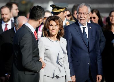 Am 26. Oktober 2019 fand anl&auml;sslich des Nationalfeiertages die traditionelle Kranzniederlegung am Grabmal des unbekannten Soldaten - zum Gedenken an die Gefallenen und Vermissten der beiden Weltkriege vor der Krypta am Wiener Heldenplatz statt. Im Bild Bundeskanzlerin Brigitte Bierlein und Bundespr&auml;sident Alexander van der Bellen (r.).