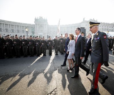Am 26. Oktober 2019 fand anl&auml;sslich des Nationalfeiertages die traditionelle Kranzniederlegung am Grabmal des unbekannten Soldaten - zum Gedenken an die Gefallenen und Vermissten der beiden Weltkriege vor der Krypta am Wiener Heldenplatz statt. Im Bild (v.l.n.r) Bundespr&auml;sident Alexander van der Bellen, Bundeskanzlerin Brigitte Bierlein und Bundesminister Thomas Starlinger.
