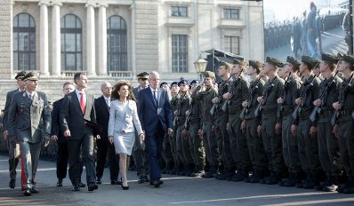 Am 26. Oktober 2019 fand anl&auml;sslich des Nationalfeiertages die traditionelle Kranzniederlegung am Grabmal des unbekannten Soldaten - zum Gedenken an die Gefallenen und Vermissten der beiden Weltkriege vor der Krypta am Wiener Heldenplatz statt. Im Bild (v.l.n.r) Bundesminister Thomas Starlinger, Bundesminister Clemens Jabloner Bundeskanzlerin Brigitte Bierlein und Bundespr&auml;sident Alexander van der Bellen.