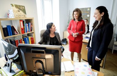 Am 30. November 2019 besuchten Bundeskanzlerin Brigitte Bierlein (m.) und Bundesministerin Ines Stilling (r.) die Beratungsstelle gegen Hass im Netz (#GegenHassimNetz), die vom Verein ZARA - Zivilcourage und Anti-Rassismus-Arbeit seit zwei Jahren betrieben wird.