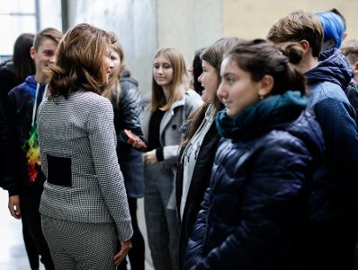 Am 6. November 2019 besuchte Bundeskanzlerin Brigitte Bierlein (l.) gemeinsam mit Bundesministerin Iris Rauskala die Gedenkst&auml;tte Mauthausen und Schloss Hartheim.