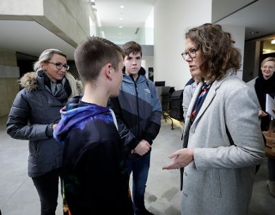 Am 6. November 2019 besuchte Bundeskanzlerin Brigitte Bierlein gemeinsam mit Bundesministerin Iris Rauskala (r.) die Gedenkst&auml;tte Mauthausen und Schloss Hartheim.